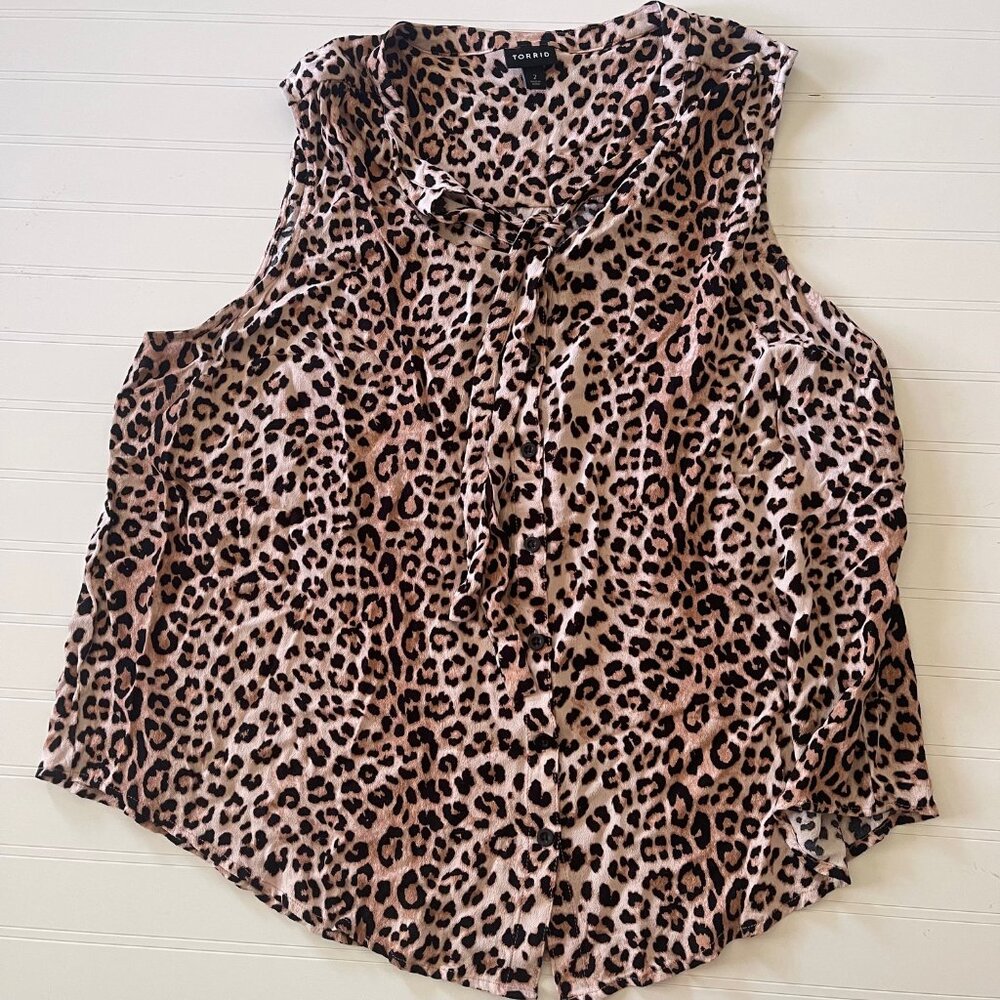 Torrid 2X Leopard Print Sleeveless Blouse Tie Neck Button Front Plus Animal T12